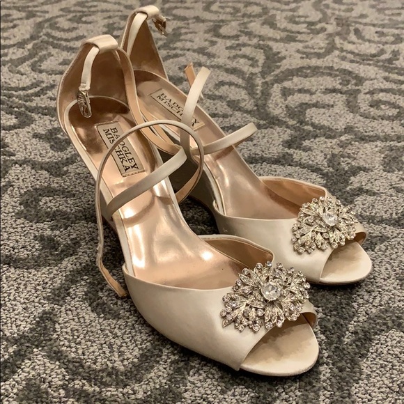 Gorgeous Badgley Mischka Cream Satin Wedge - Picture 1 of 8
